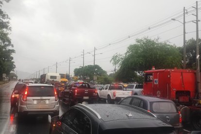 Pasadas las 08:00 el vehículo continuaba obstaculizando el paso.