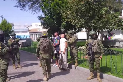 Ambos sujetos, acusados por extorsión, fueron aprehendidos en el parque central de Puembo.