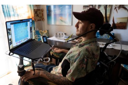 Noland Arbaugh logra controlar un computador con su mente gracias a un chip cerebral.