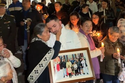 Oraciones y abrazos de consuelo para quienes perdieron a sus familias.