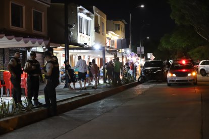 Policías acordonaron la zona del suceso.