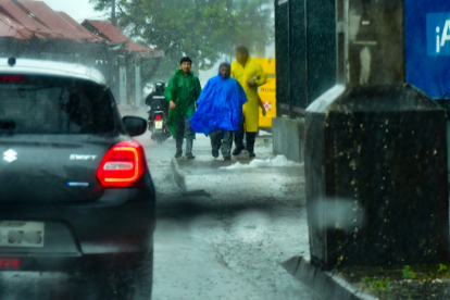 La lluvia de esta tarde, en Guayaquil, causó congestionamiento vehicular.