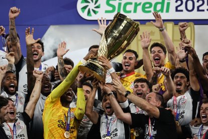 Jugadores de Corinthians celebran, tras ganar la final del Campeonato Paulista al vencer al Palmeiras, en el Neo Química Arena de Sao Paulo