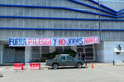 Al excandidato a la presidencia José Auad también lo mencionan en las pancartas de desaprobación colgadas en el Capwell