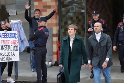 Dani Alves y su abogada, Inés Guardiola saliendo de la audencia