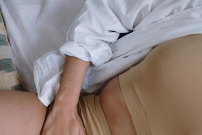 Los probióticos presentes en el yogur ayudan a mantener una microbiota intestinal saludable, fundamental para la regulación hormonal.