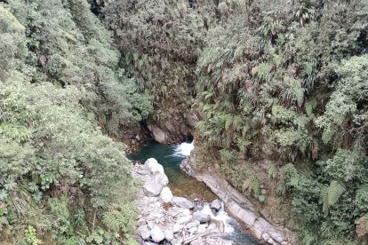En la ruta puede admirar una cascada de agua cristalina.