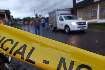 Los presuntos atacantes llegaron en moto y en un vehículo.