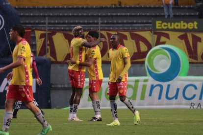 Jugadores del Aucas celebran el tanto de Brian Montenegro.