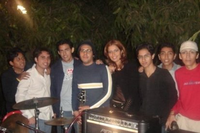 La comunicadora en su época universitaria y la banda de rock.

AG-EXTERNOS