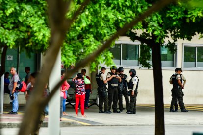 Policías y militares se encuentran en el hospital.