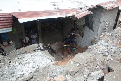 Luego de que terminó la lluvia, se empezó a limpiar y sacar la tierra del interior de la casa.
