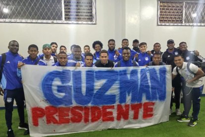 La foto de los jugadores de Emelec con la leyenda Guzmán presidente.