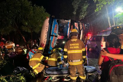 Bus terminó volcado en vía a la Costa.