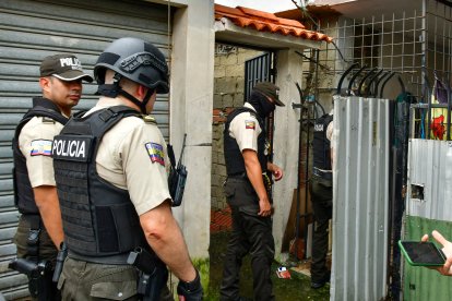 Agentes policiales acudieron al inmueble.
