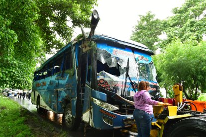 El quedó con daños frontales y laterales, a causa del percance vial.