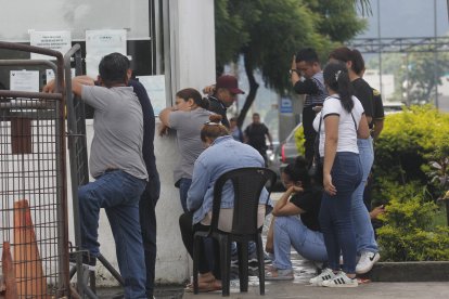 Familiares de las víctimas acudieron al laboratorio de Criminalística a retirar los cuerpos.