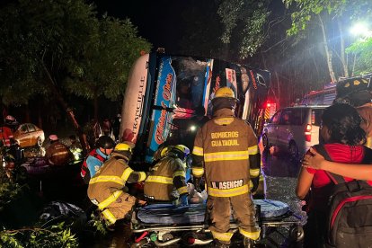 El quedó volcado, con el lado derecho sobre la calzada.