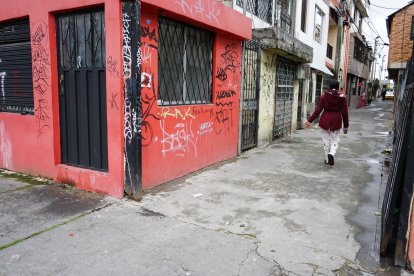 El hecho se registró en este pasaje, donde quedaron tendidos ambos hombres asesinados.