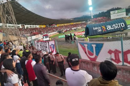 En la General Norte del estadio Alejandro Serrano Aguilar de Cuenca se dio el percance entre barristas y Policía Nacional.