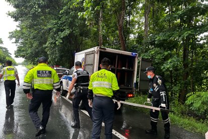Los fallecidos fueron embarcados en el carro de Medicina Legal y trasladados al Laboratorio de Criminalística de Guayaquil.