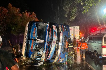 El bus en el que se movilizaban hacia Montañita.