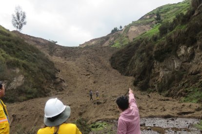 Comuneros informan a las autoridades de las pérdidas ocasionadas por el derrumbe.