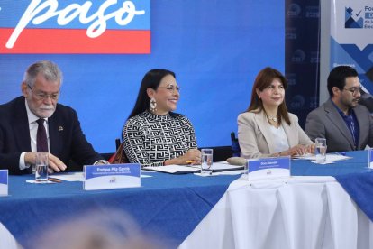Diana Atamaint explicó el proceso de infracción durante un encuentro en el Consejo Nacional Electoral.
