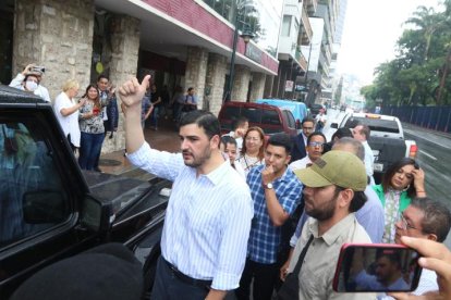 César Vivanco, con gorra a la derecha, acompaña al alcalde Aquiles Álvarez como su jefe de seguridad.