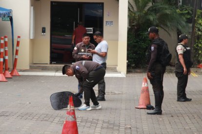 La Policía investigaba la escena del hecho delictivo.