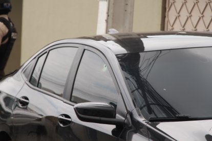 Así quedó el vehículo atacado.