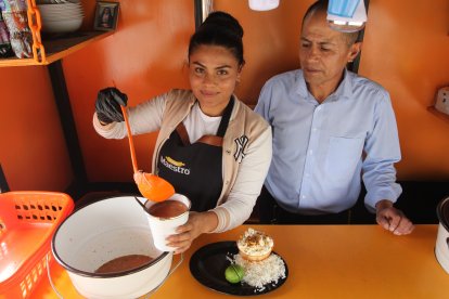 Los ceviches se los sirve en baldes pequeños, para simular la venta que se hace de forma ambulante.