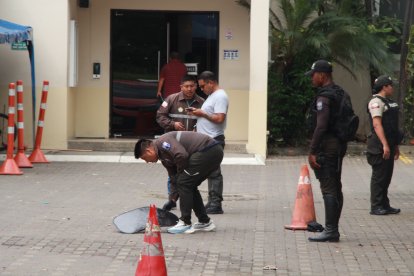 Policias recabaron indicios en el lugar del secuestro.