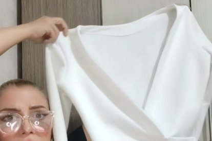 Tábata durante la venta de una de sus prendas.

AG-EXTERNOS