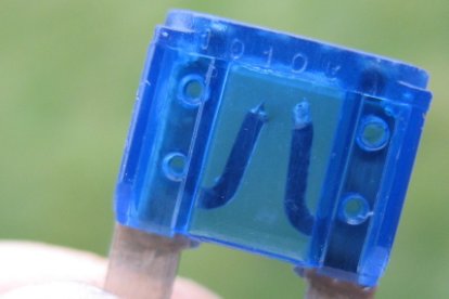 Un fusible dañado se detecta fácilmente con una inspección visual.