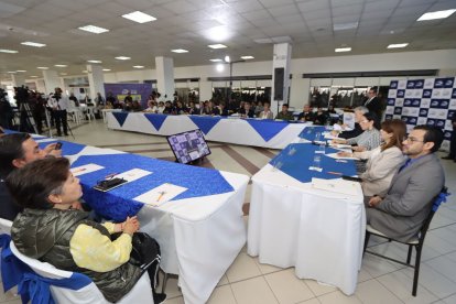 Celulares prohibidos durante elecciones de 2025 en Ecuador, por disposición del CNE.