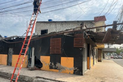 Un local comercial resultó afectado por las detonaciones.