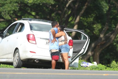 Familiares de las víctimas llegaron al lugar.