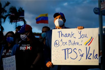 La comunidad venezolona celebrando el anuncio del TPS durante el gobierno de Joe Biden.