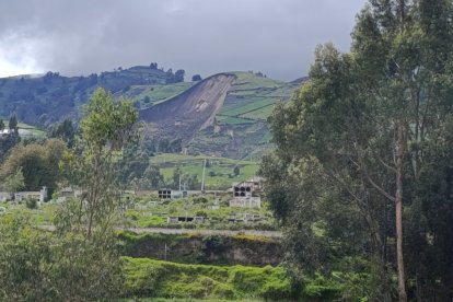 Toma aérea de la zona del deslizamiento en la parroquia Cebadas.