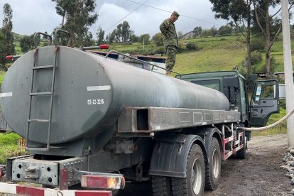 Miembros del Ejército abastecen de agua potable a la escuela y varios tanques de captación en Cebadas.