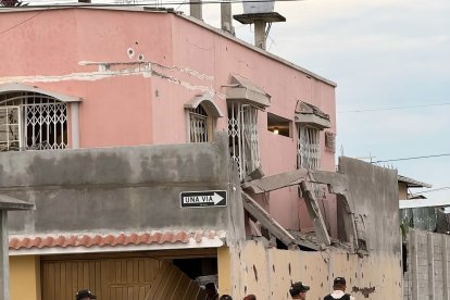 Personal de la policía han iniciado las investigaciones para esclarecer los hechos.