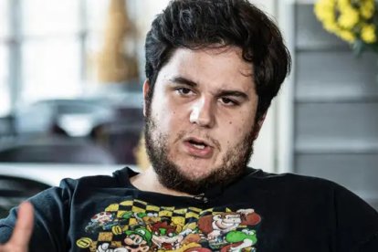 Entre los delitos que le acusan están fraude electrónico y lavado de dinero