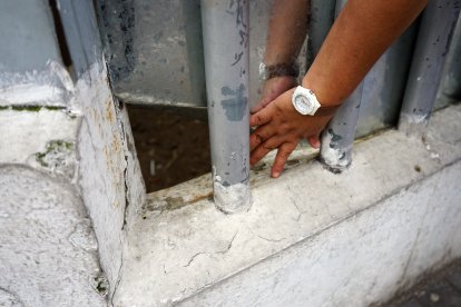 Por este orificio los estudiantes adquieren cosas desde afuera.