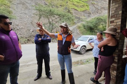 Vista del deslizamiento de tierra en Nangora, parroquia Malacatos, que amenaza a varias familias.