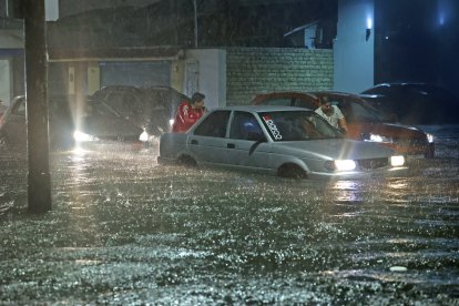 Fuerte lluvia cae en Guayaquil este 1 de abril.