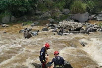 Las labores de rescate se prolongaron varios minutos la tarde de este martes 1 de abril. Cortesía Bomberos.