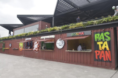 Muchos de los locales (ahora ya cerrados) aún tienen sus carteles pegados