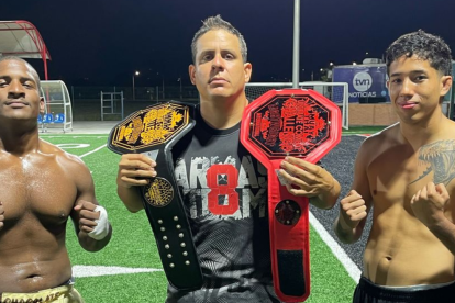 El headcoach Pancho Bajaña junto a sus pupilos campeones.