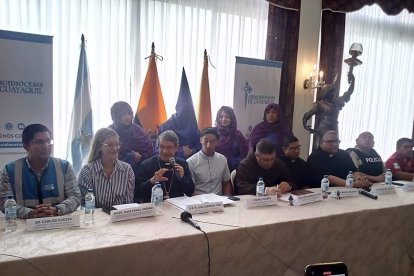 El cardenal y arzobispo de Guayaquil, monseñor Luis Gerardo Cabrera Herrera, estuvo acompañado de párrocos y de los representantes de las distintas instituciones con las que preparan los planes de contingencia para las procesiones en Guayaquil.